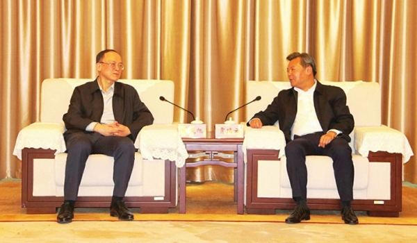 市委书记贾瑞云与鞍钢集团党委书记、董事长谭成旭进行亲切交流